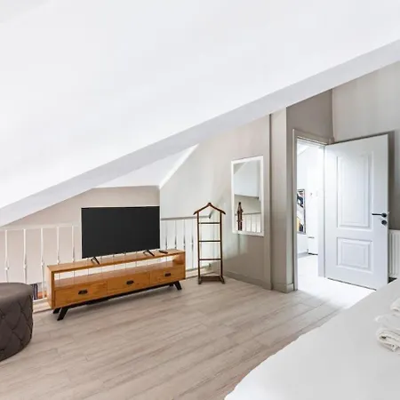 Beautiful Bright Cool Modern 1bd Balat Loft! #329